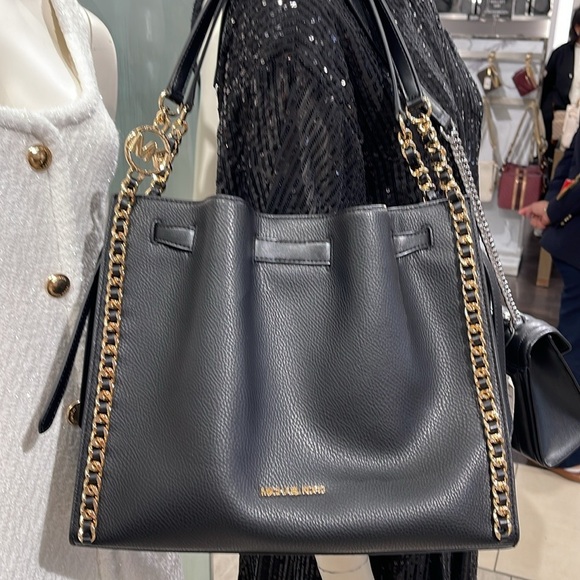 MICHAEL KORS
Mina Large Belted Chain Shoulder Bag BLACK COLOR - Picture 8 of 16